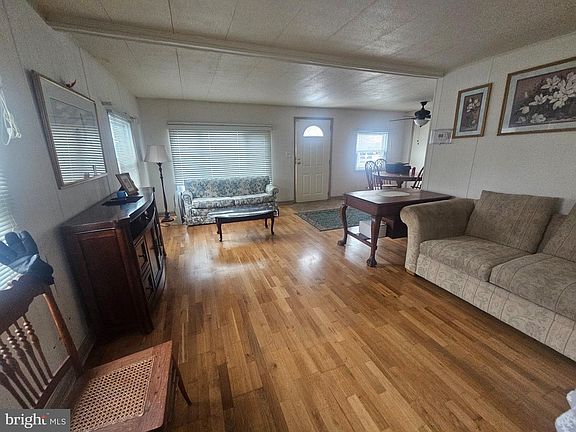 3rd image of 607 Meadow Brook Ln
