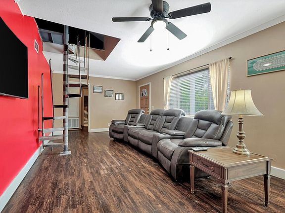 5th image of 2207 Beverly Dr