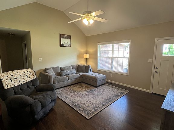 3rd image of 136 Brookfield Cir