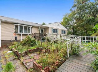 136 Grandview Ln, Smithtown, NY 11787