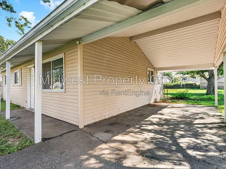 690 Central Pkwy — Photo 22