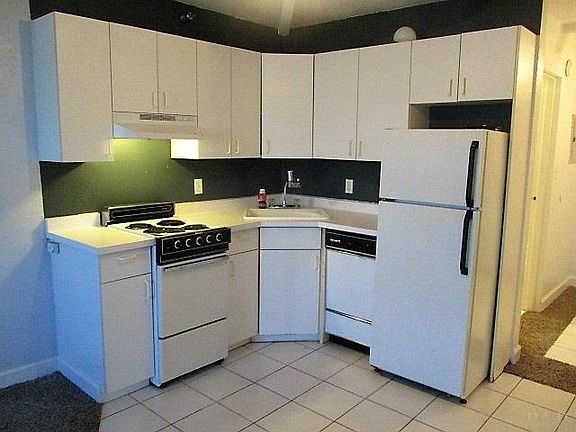 5th image of 224 E Garden St APT 325