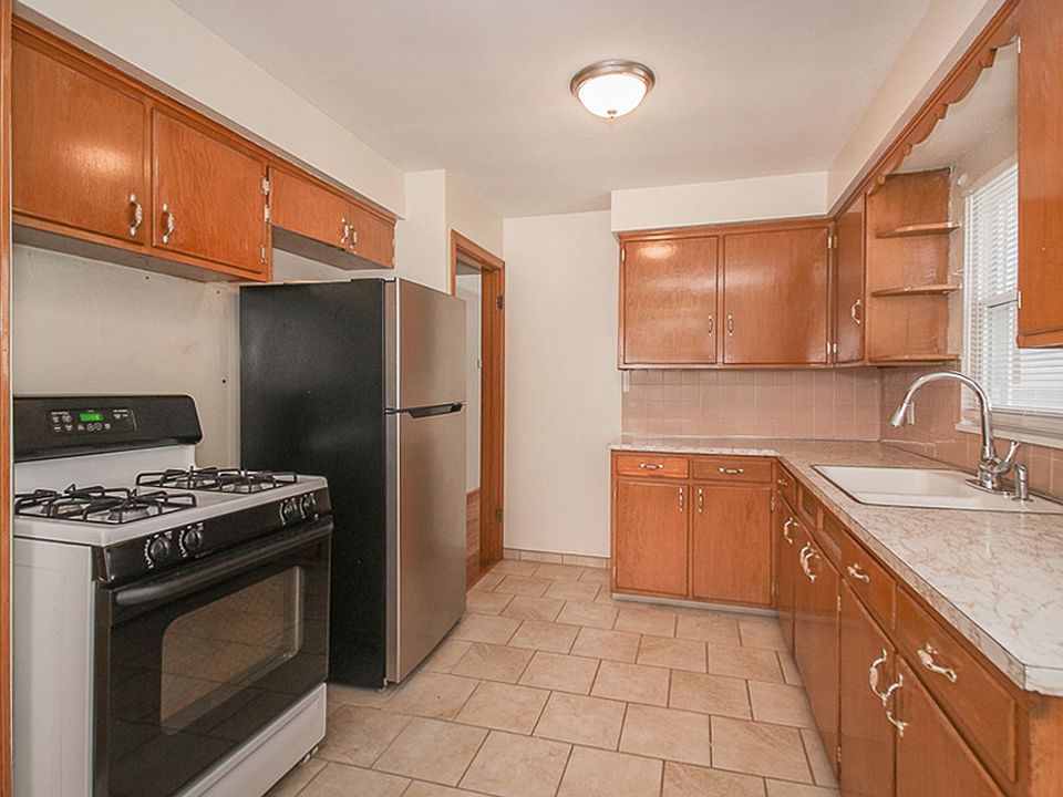 1st image of 16806 Holly Hill Dr