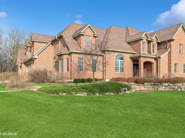 8015 Morgan Cir, Spring Grove, IL 60081