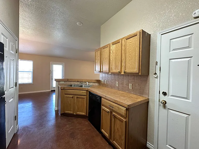 2103 Charleston Ct — Photo 9