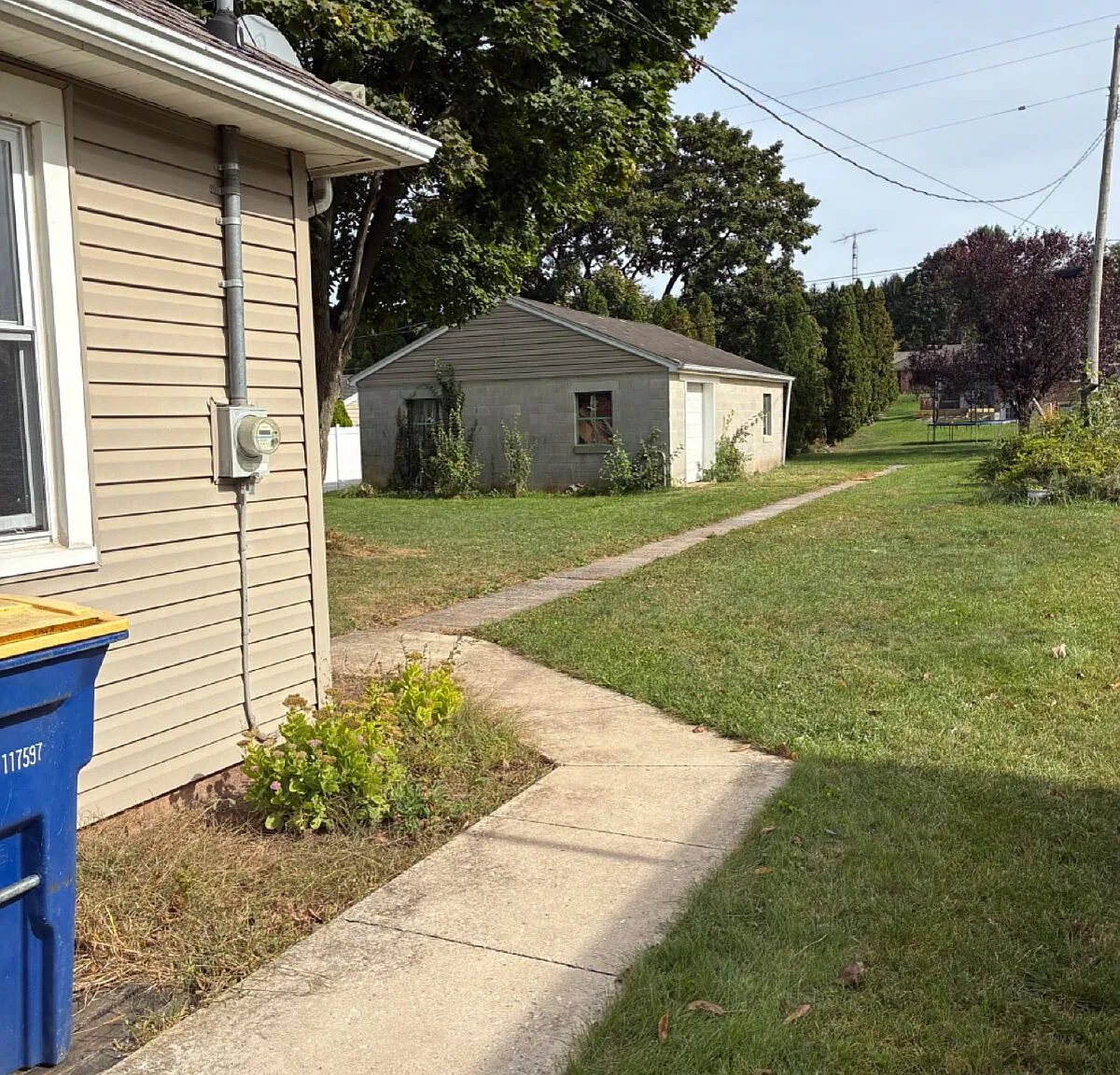 3 bed, 1.0 bath, $1,595 — Photo 2