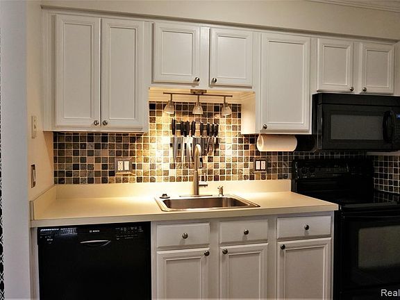 4th image of 9662 Sawgrass Ct