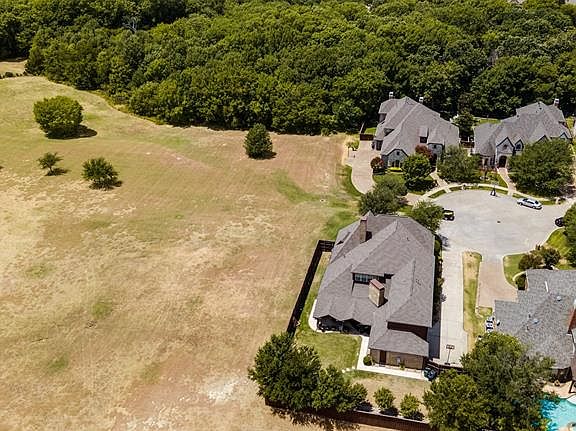 5th image of 2129 Surrey Ln