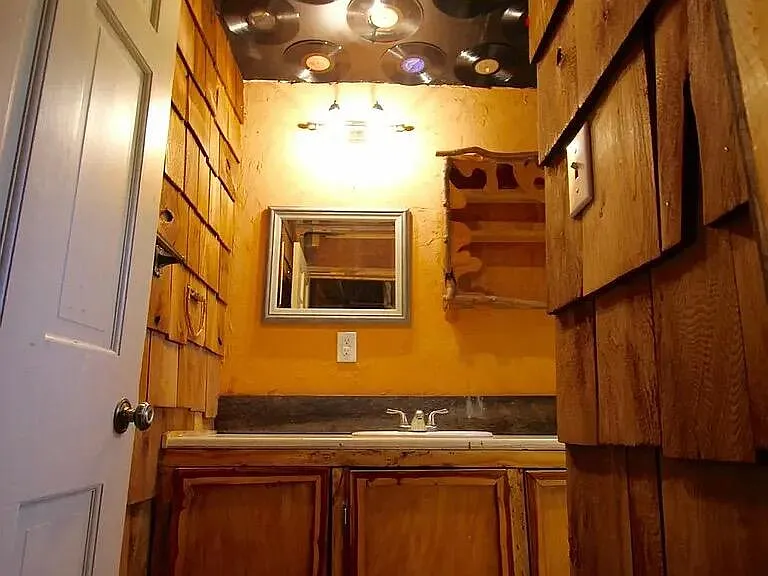 557 N Limestone #1 — Photo 9