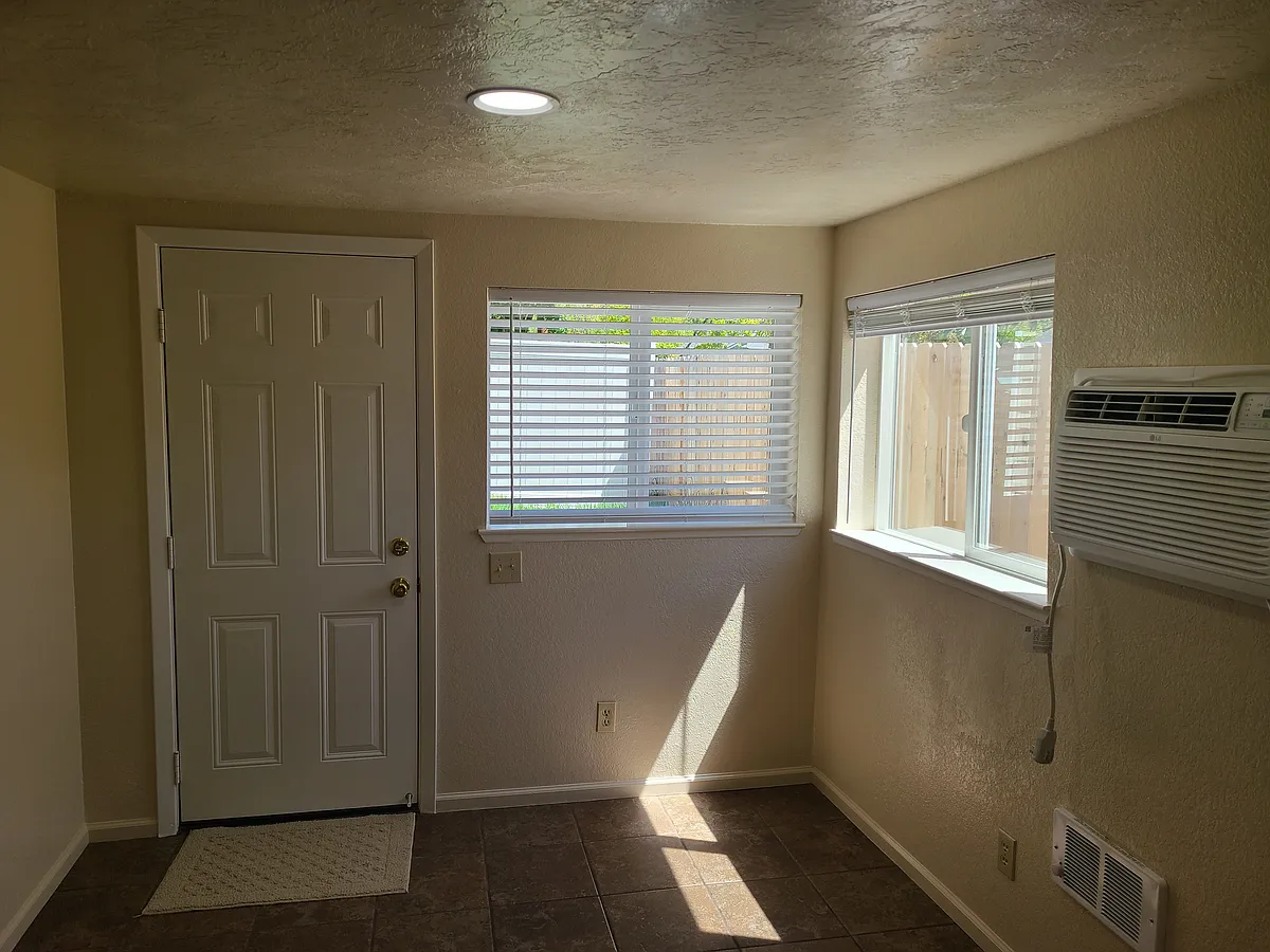 Interior entry / dining - 621 Chestnut St #2