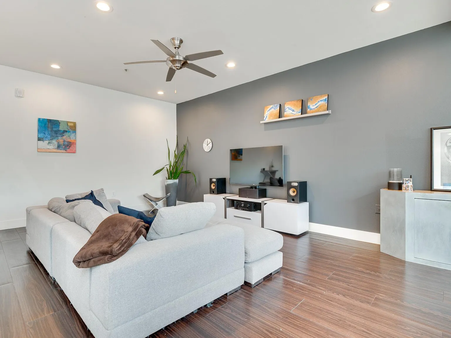 2 bed, 2.5 bath, 1383 sqft, $2,250 — Photo 4