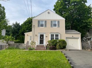 108 Surrey Ln, River Edge, NJ 07661