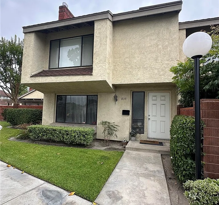 835 W Orangewood Ave