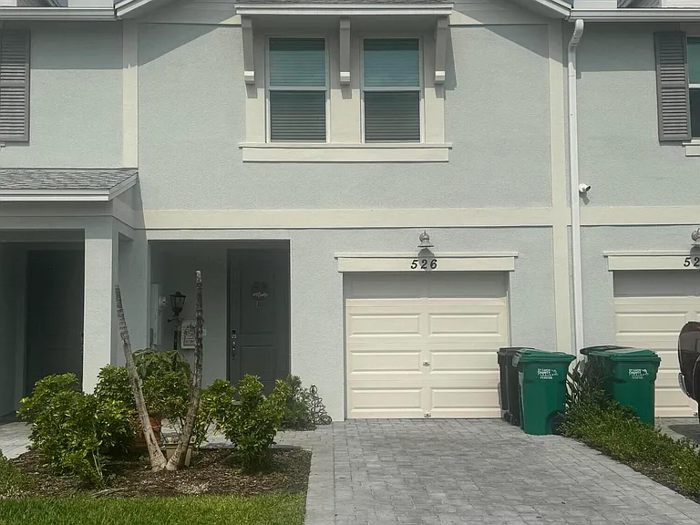 526 Salisbury Cir — Photo 1