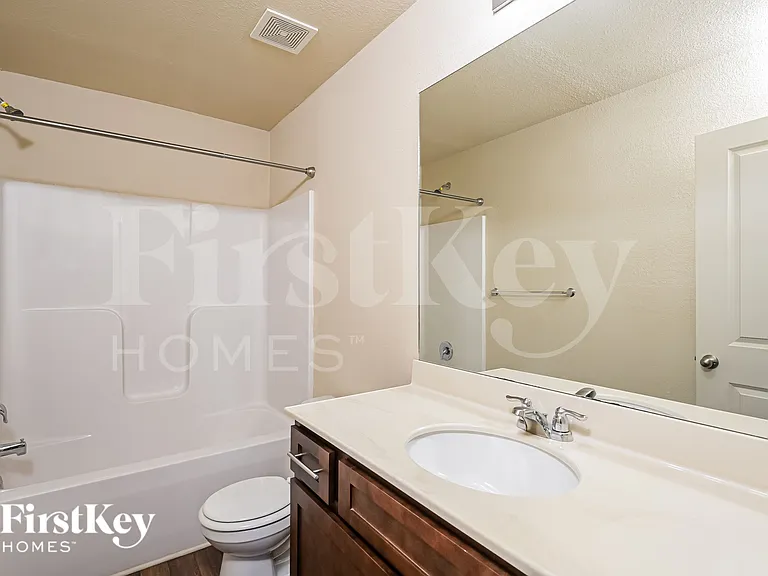 323 Darling Ln — Photo 16