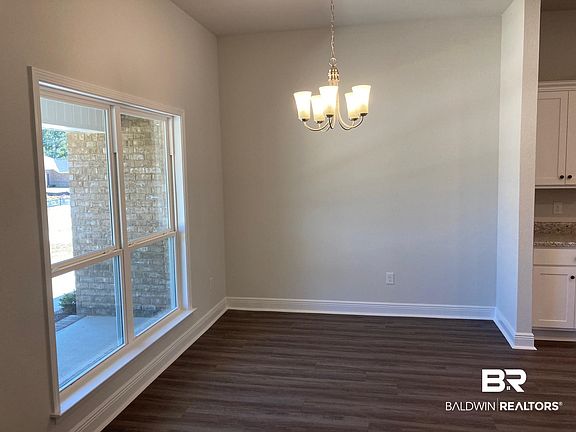 4th image of 22833 Ridgewood Dr