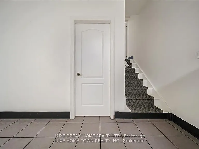 842 Dundas St W — Photo 6