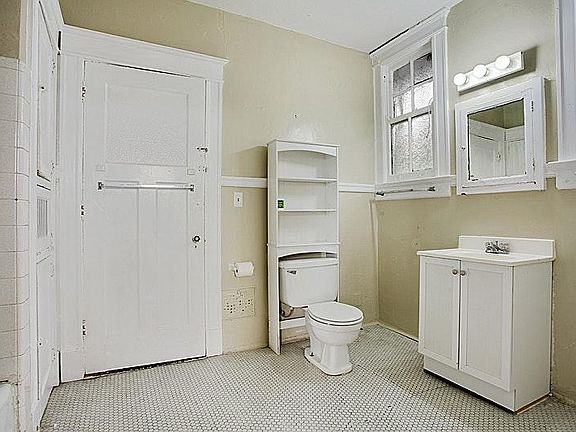 3rd image of 2833 Napoleon Ave APT B
