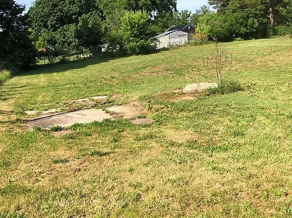 7598 Walnut St, Salisbury, IL 62677