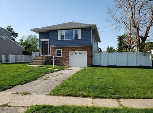 75 S Crescent Dr APT 2, Farmingdale, NY 11735
