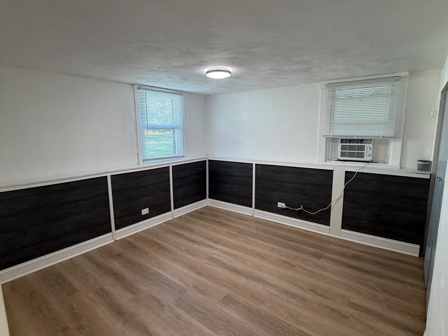 Studio, $900 — Photo 1