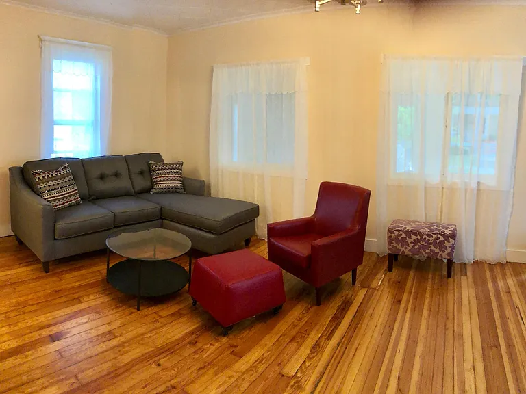 19 Duane Ave — Photo 4