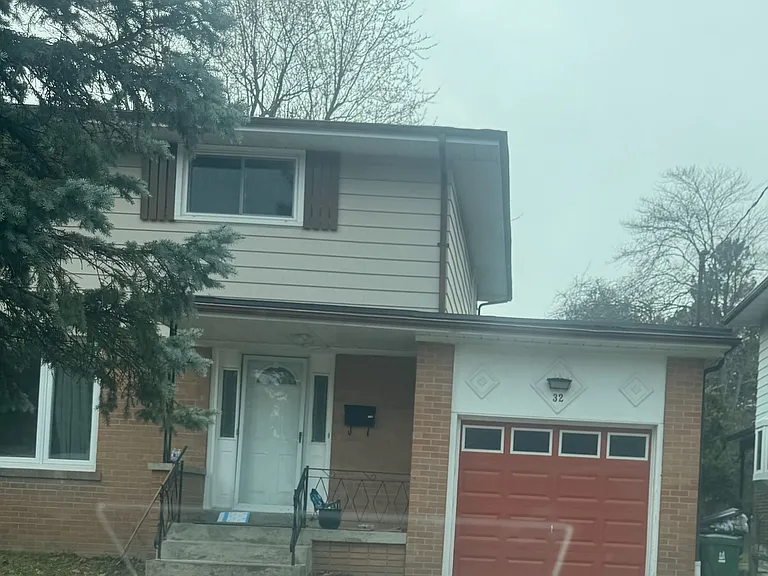 32 Conlins Rd E — Photo 1