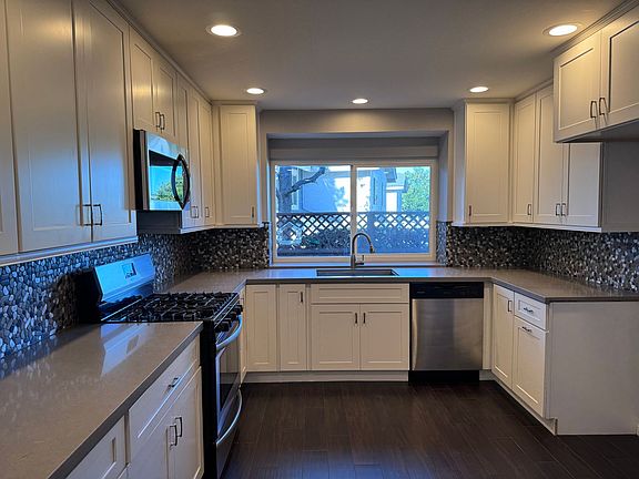 3rd image of 983 Elsa Ct Unit B