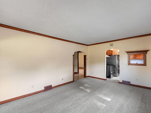 4th image of 267 Haskell St E