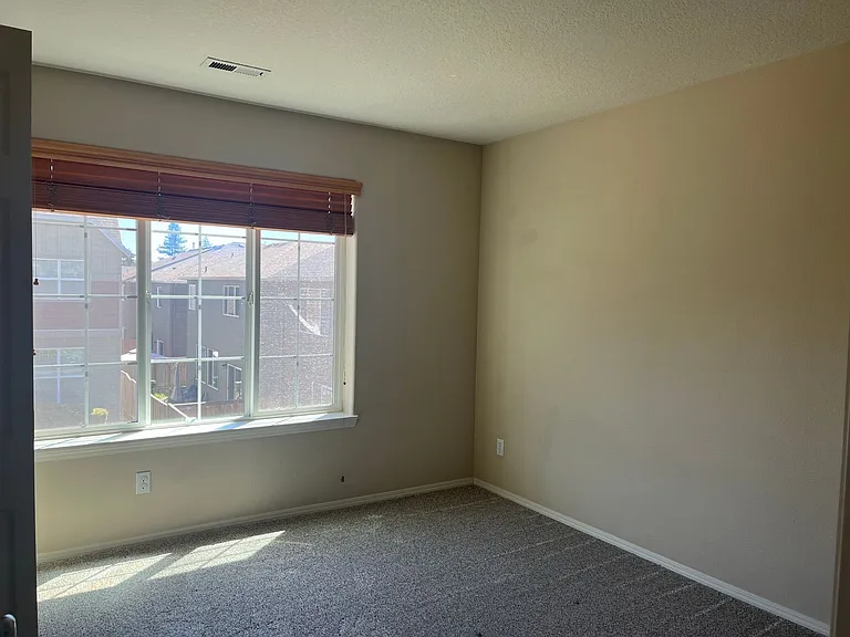 473 NE 61st Pl — Photo 10