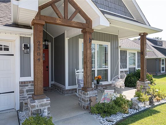 4th image of 2504 Mimosa St