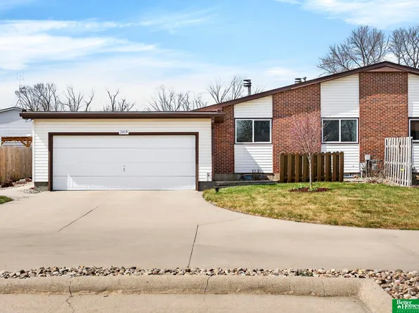 2105 Sandstone Rd, Lincoln, NE 68512