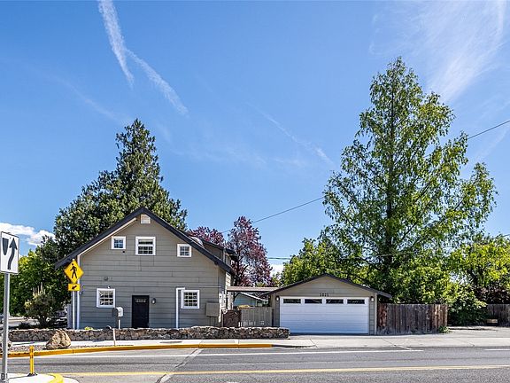 3rd image of 1021 N Western Avenue