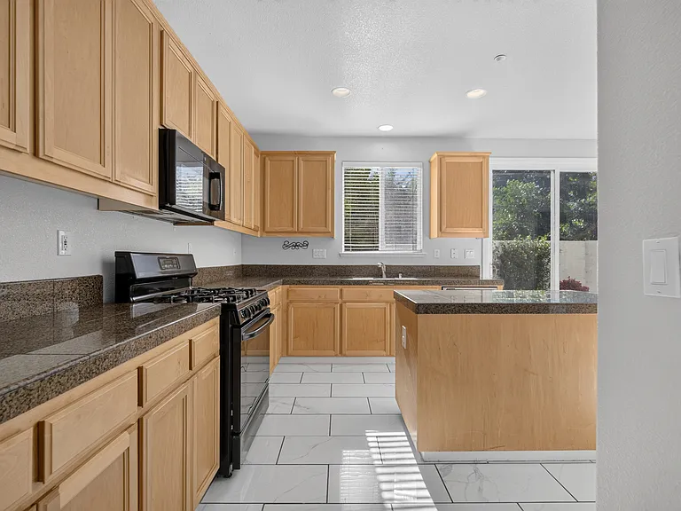 5858 Hazelwood Cmn — Photo 8