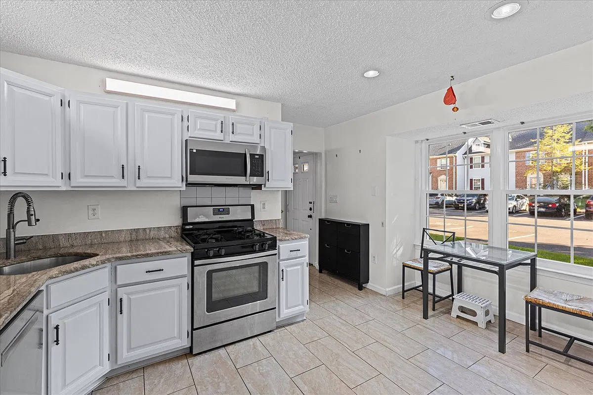 3 bed, 2.5 bath, 1760 sqft, $3,350 — Photo 4