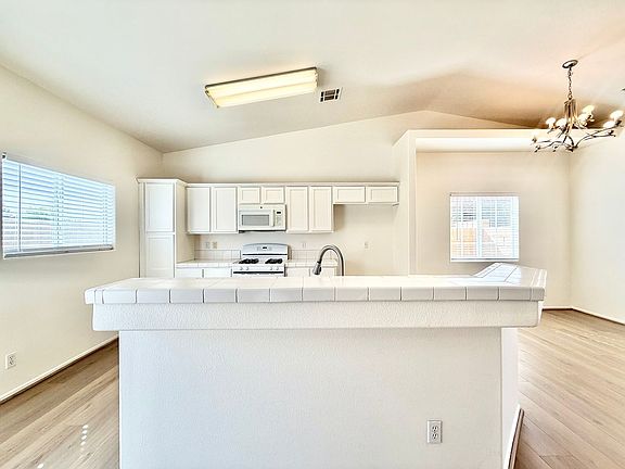 4th image of 43615 Roebelenii Way