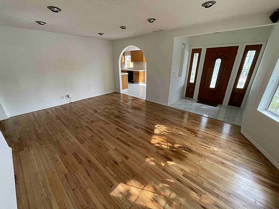 5th image of 2946 S Beverly Dr