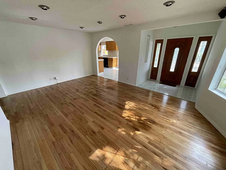 2946 S Beverly Dr — Photo 5