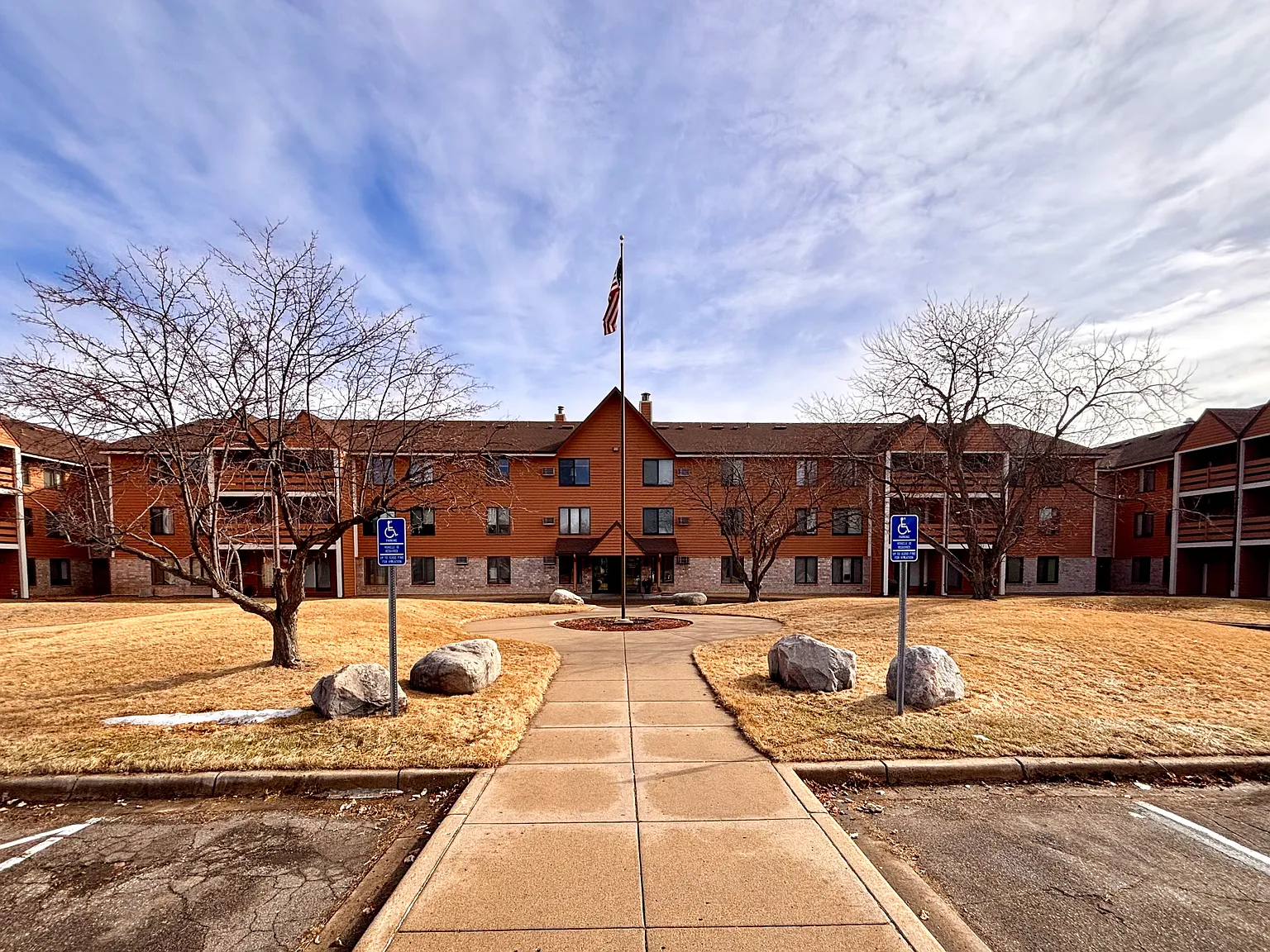 Country Village Apartments — Photo 1