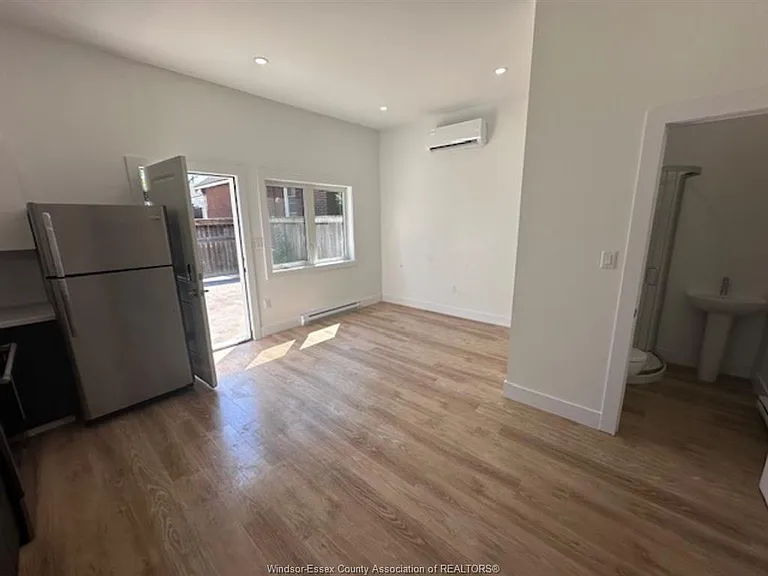 1227 Curry Ave — Photo 2