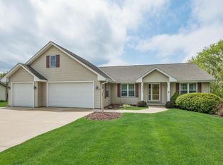 4933 S Woodlawn Pl, Greenfield, WI 53228