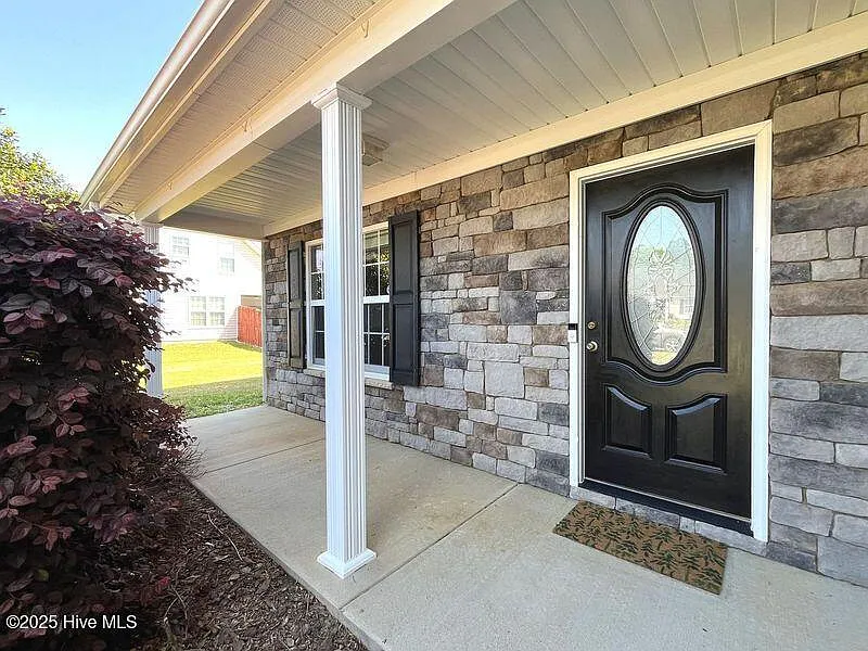 3 bed, 2.5 bath, 2050 sqft, $1,950 — Photo 2