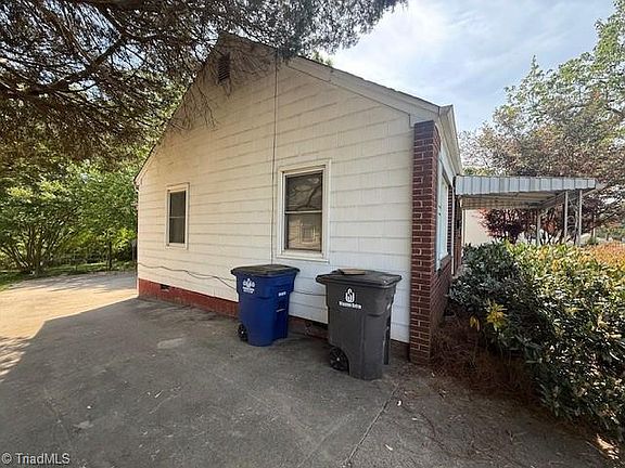 2nd image of 838 Palmer Ln