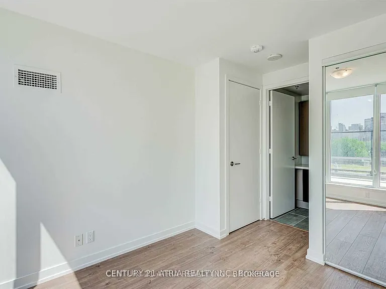 203 College St #512 — Photo 14