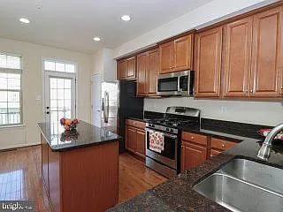 7721 Duncannon Ln — Photo 10