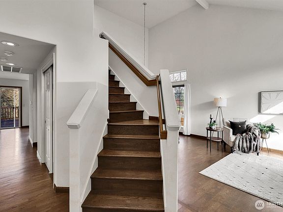 3rd image of 1613 Hoquiam Place NE