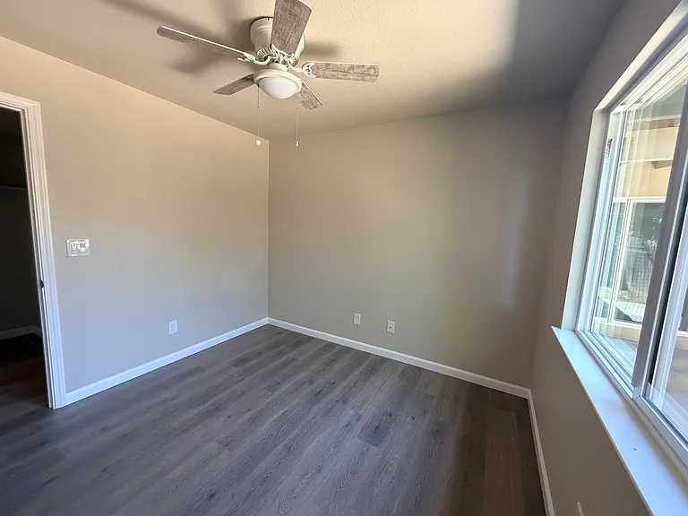 1st bedroom.