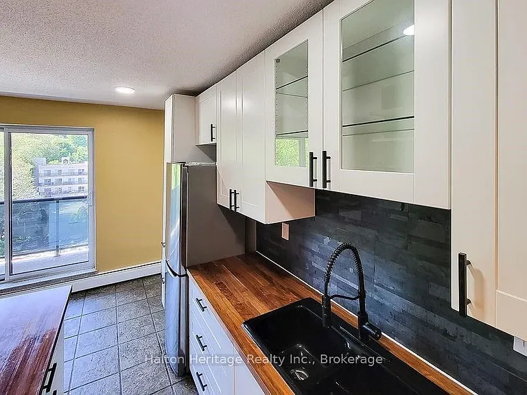 81 Charlton Ave E #905 — Photo 13