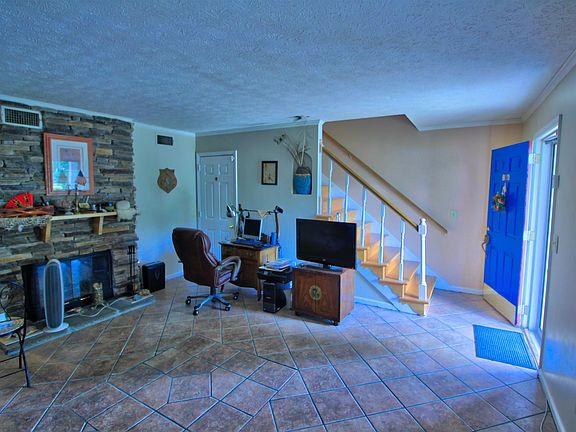 3rd image of 810 Lewis Ct
