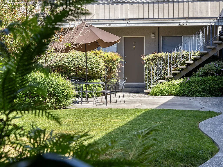 Fontainbleau Apartments — Photo 11